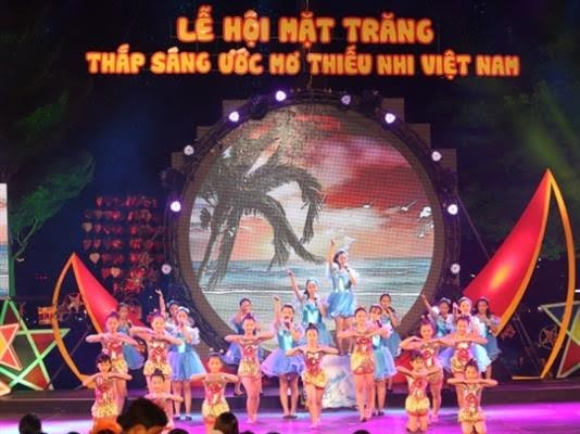 អនុប្រធានរដ្ឋលោកស្រី Dang Thi Ngoc Thinh អញើញចូលរួម“ពីធីបុណ្យសែនព្រះច័ន្ទ- បំពេញក្តីសុបិនរបស់កុមារ